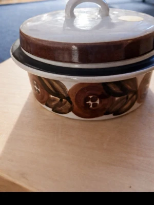 VINTAGE VIT ARABIA soppskål & en keramik VATTENKANNA  - Säljer två st retro. En soppskål porslin/ keramik från Arabia i handmålat blommönster brunt _& beige. Vattenkan form”trumpet &  tillverkad  i keramik,Årtal  bägge två  Antar mellan : 60-70 talet.  Bägge utav Fint bevarat skick, blanka ytor, inga skador fekfria vad jag  ser bra ut bedöm gärna själva . *PASSA ÄVEN   KOLLA IGENOM MINA ÖVRIGA FYND ANNONSER TACK. Mått:skål:17X7CM KANNA:25xCM   Paketerar väl * postar med shrnkern. Ej PostNord ! Mvh ni får gärna höra av er till mig innan köp tack Anna💕