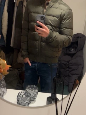 Jacka från j.Lindeberg  - Snygg jacka från j.lindeberg i olivgrön färg, är i mycket bra skick och har bara används ett fåtal gånger!        Storlek S men passar snarare XS. Han på bilden är 172cm.          