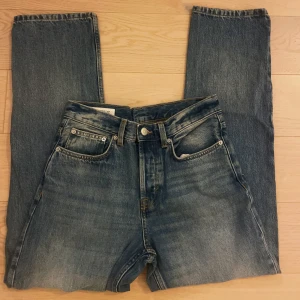 Blå raka jeans från Zara, strl 36 - Säljer ett par klassiska blå jeans från Zara i storlek 36. Jeansen har rak passform, fem fickor och hög midja. Materialet är slitstarkt bomullsjeans med snygg tvättad look. 