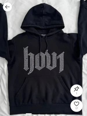 Hov1 merch - Svart hov1 merch. Några stenar som ramlat av. Endast använd vid 4 tillfällen