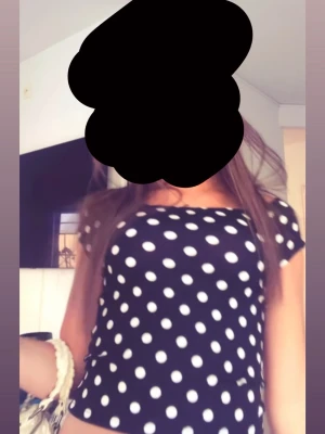 Svart prickig croppad topp - Säljer en svart croppad topp med vita prickar och korta ärmar. Toppen har en rak, något tight passform och är tillverkad i ett mjukt stretchigt material. Perfekt till jeans eller kjol för en trendig look.