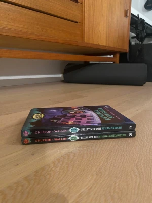 Spökbyrån (1-2) - Två spännande böcker i serien Spökbyrån! Följ Kalle och Elsa när de löser mystiska och roliga fall med spöken, godismonster och rysliga skuggor. Perfekt för dig som gillar äventyr, humor och kluriga mysterier!