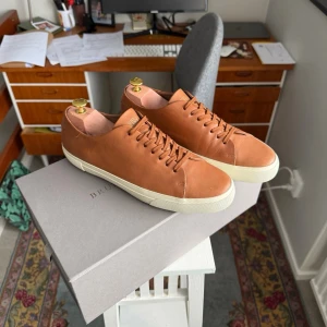 Brunello Cucinelli Sneakers  - Snygga sneakers från Brunello Cucinelli i brunt italiensk kalvskinn. Som nya, använda vid ett tillfälle inget mer. Storlek 42. Fler bilder osv kan lösas i dm. Mvh