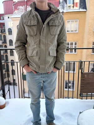 Banana republic jacka - Fet och stilren vindjacka från banana republic. Jackan är fodrad och passar perfekt till vintern.    ⭐️Modellen är 187cm⭐️