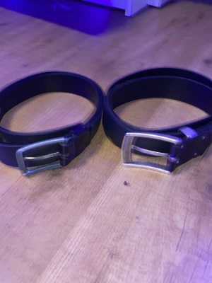 Två svarta bälten - Två svarta fina bälten passar med allt