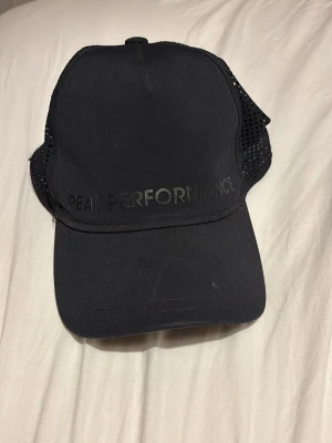 Svart golf keps från Peak Performance  - Säljer en svart golf keps från Peak Performance. Passar både tjejer och killar. Con 8/10