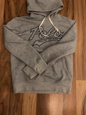 Polo hoodie - Fet hoodie enkel att  styla säljer den  för att jag behöver pengarna. 