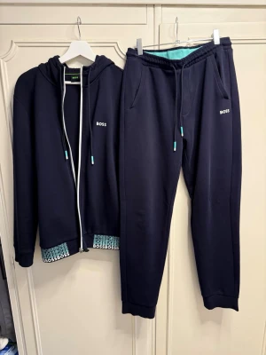 Mörkblå komplett från BOSS - Säljer en mörkblå komplett från BOSS i storlek M. Vafan är i nyskick har bara hängt i garderoben