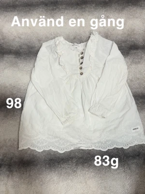 Newbie blus - Använd en gång. Storlek 98