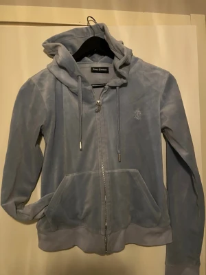 Juicy couture kofta - Strlk S men för liten för mig, skulle säga att den passar perfekt för någon som har xs! OBS!! (ljusare än på bilden, har så dåligt ljus). Knappt använd. Hör gärna av er om ni undrar något 🩷