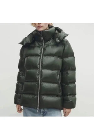 Mörkgrön pufferjacka Massimo Dutti - Säljer en mörkgrön pufferjacka från Massimo Dutti med glansig finish. Mycket fint skick