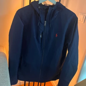 Polo windbreaker  - Säljer den för det kommer aldrig till andvändning för jag har köpt en ny jacka!. Skxik 9,5-10 nypris 2790 BARA SERIÖSA KÖPA PRIS KAN DISKUTERAS 