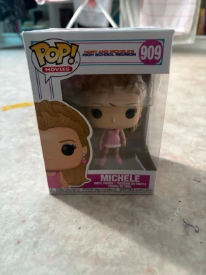 Michele från Funko Pop - Säljer en ikonisk rosa väst från Funko Pop-figuren Michele (Romy and Michele's High School Reunion). Västen är kort, har en enkel och clean look och är i en ljus rosa färg. Perfekt för dig som gillar popkultur och vill ha något unikt i samlingen.