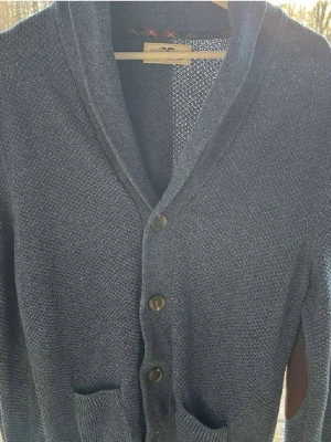 Cardigan från Hampton Republic - En snygg cardiganfrån Hampton Republic, storlek M och skicket är 10/10. Den har även läderlappar vid armbågarna för en extra snygg touch!