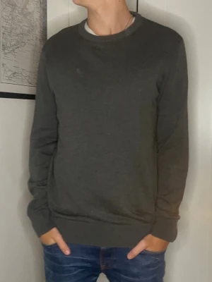 Mörkgrå stickad tröja från SCW - En enkel och stilren mörkgrå stickad tröja från SCW. Säljer i väldigt god skick. Hör av er vid eventuella frågor!! 😊