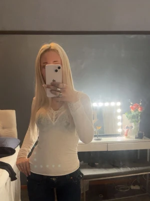 Vit långärmad spetsblus - Säljer en vit långärmad blus med v-ringning. Har använt minst 3 gånger och köpte den för två månader sen ungefär och är helt som ny