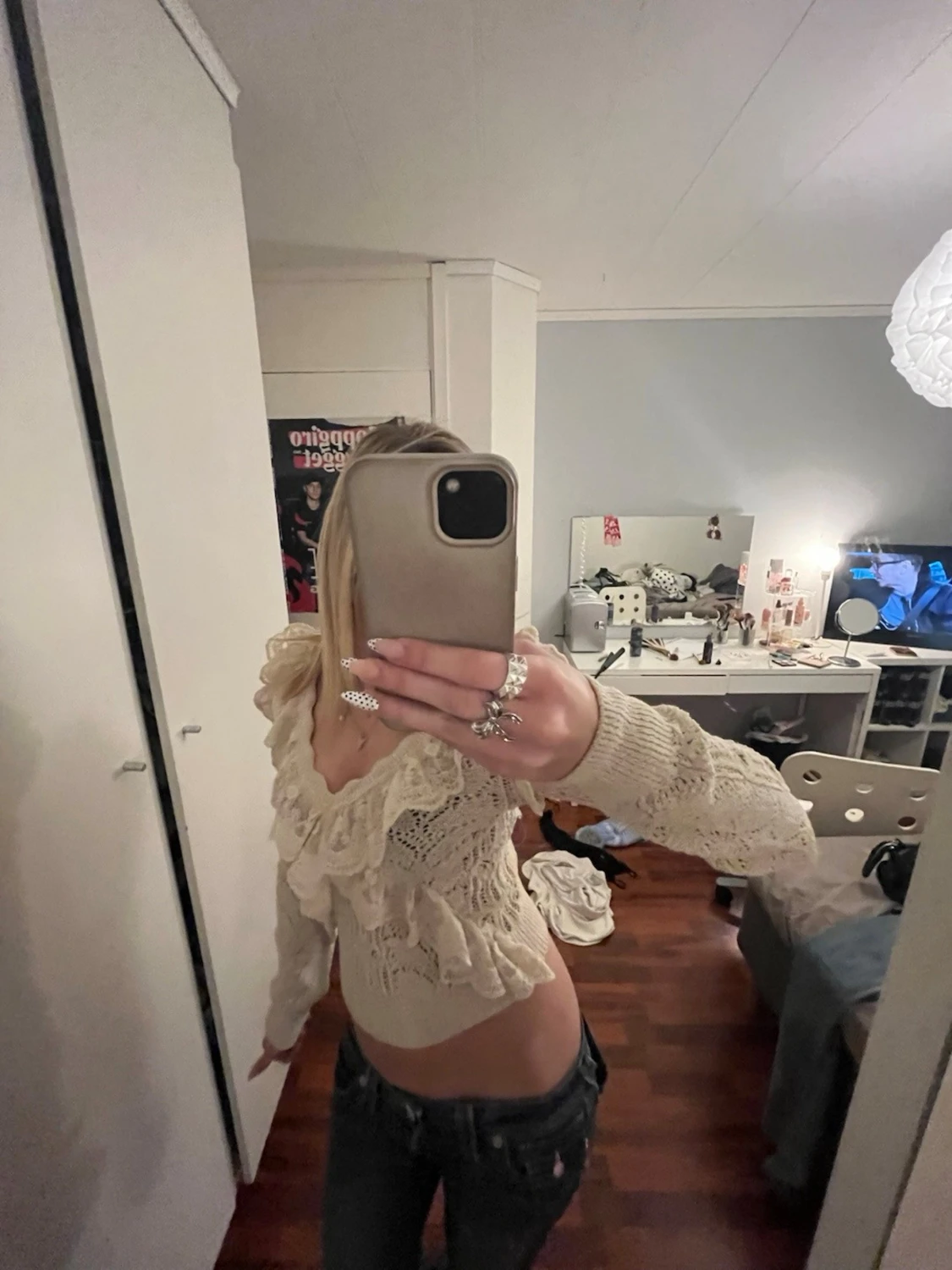 Beige stickad blus med volang - 1