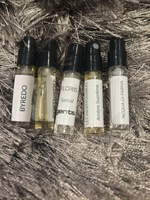 Fem exklusiva parfymprover. Sample kit nische  - Upptäck fem lyxiga parfymprover från populära märken – perfekt för dig som vill testa nya dofter och hitta din favorit. Smidiga små flaskor, enkla att ta med överallt. Perfekt för dig som gillar att variera din stil. Perfekt för den som vill lukta grisch. Oanvända från gents. Pris kan diskuteras!