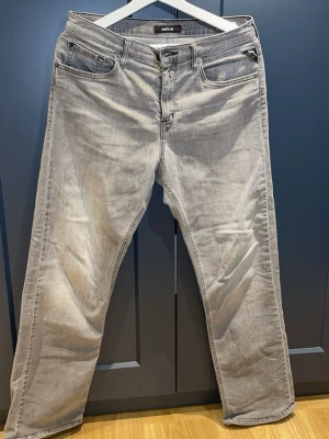 Replay ljusgrå jeans - Säljer ett par ljusgrå jeans från Replay som har blivit för små, men som är väldigt snygga och i mycket fint skick! Storleken är som ni ser på tredje bilden 16A 166cm, hör av er vid funderingar! 