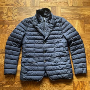 Herno jacka  - Herno nylon down blazer i storlek M/48. Köpt för ungefär ett år sedan. Fortfarande i mycket bra skick. 