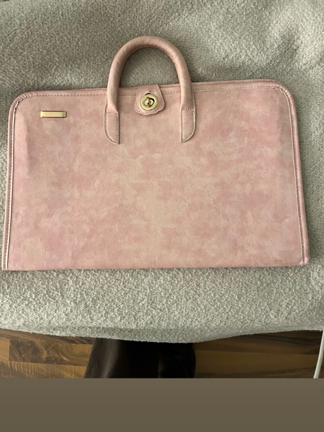 Ljusrosa datorväska i mocka-look