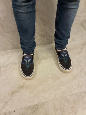 Marcelo Burlon skor - Säljer nu ett par sällsynta och unika loafers/slip ons från Marcelo Burlon. Skorna är i bra skick och väldigt flitigt använda. Storleken är 41. Nypris på dessa är 2000-4000 tusen. Hör av dig vid frågor!