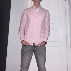 Rosa skjorta från Morris - Rosa skjorta från Morris i storlek S.  Fint skick till ett bra pris. Nypris: 1299kr. Mitt pris: 349kr. Vid frågor eller funderingar, tveka inte att höra av dig.