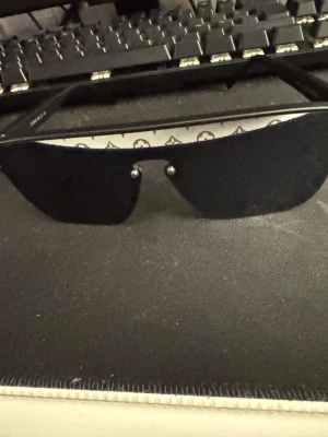 LV solglasögon svarta - Snygga svarta LV solglasögon nya