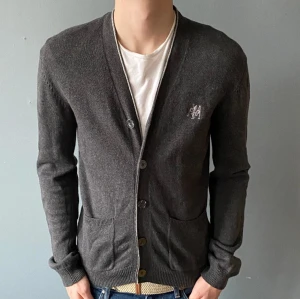 Morris cardigan  - Morris cardigan i fint skick står storlek L men sitter som S,han på bilden är 182, tveka inte att kontakta vid eventuella frågor😀