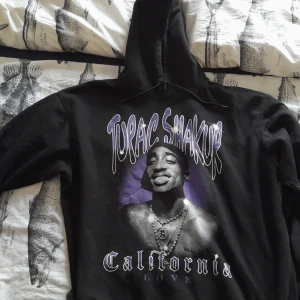 Tupac hoodie - Skön hoodie, säljer då den är på tok för stor för mig nu, den är XL men väldigt loose fit så skulle tippa på att den passar XXL också. Köpt för 900, knappt använd. Kan säkert gå ner i pris vid snabb affär