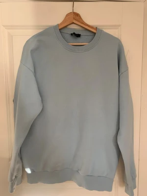 Blå sweatshirt New Look - Hade sagt att den passar mer som en medium. 