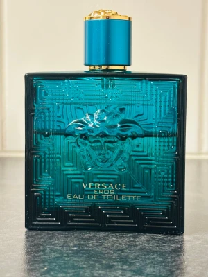 Versace Eros Eau de Toilette 100ml - Versace Eros Eau de Toilette,. Snygg flaska med ikonisk Medusa-detalj. 	•	100 ml 	•	Se bild för mängd kvar I perfekt skick, redo för ny ägare.stil.