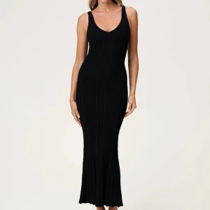 Svart ribbad långklänning - Helt ny med alla lappar kvar pga gick över returperioden. 