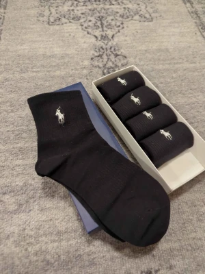 Ralph Lauren strumpor - Säljer Ralph Lauren strumpor till ett suveränt pris på bara 55 kr styck. Finns i vit och svart!