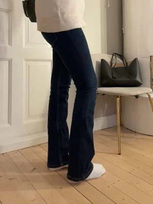 Mörkblå Zara jeans - Fina Bootcut jeans från Zara! Storlek 36. Fin i skicket! Använda fåtal gånger💞 Säljer för 125kr, köp gärna via plick👌🏾👌🏾 Postar snabbt!📦💨