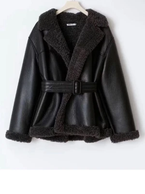 Svart teddyjacka med bälte från gina - Storlek xs, pris kan diskuteras såklart💕