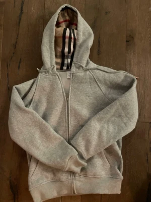 Burbbery zip up -   Grå Burberry Zip-Tröja - Storlek XS  Snygg och tidlös grå zip-tröja från Burberry i storlek XS. Perfekt för lager-på-lager looken eller som ett stilrent ytterplagg. Hög kvalitet och klassisk design. I fint skick!  #burberry #ziptröja #grå #xs #designer #secondhand #vintedfynd #lyx