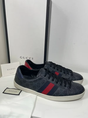 Gucci ace skor  - Säljer nu dessa Gucci ace skor i uk 10 som motsvarar storlek 44, skriv för fler bilder/frågor🙌🏼