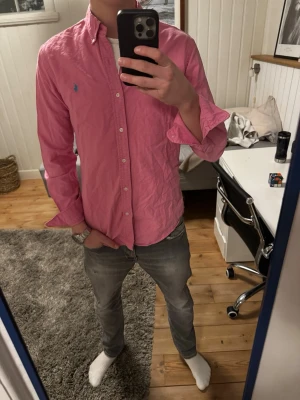 Ralph Lauren Skjorta - Snygg rosa Ralph Lauren Skjorta | Kanon skick | Modellen på bilden är 182 och väger 70 kg | P005