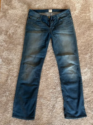 Lee jeans - Säljer dessa lee jeans i storlek 31/31. Modellen är marlin och är straight. De har en snygg wash. Skriv om ni undrar nåt😁 längd: 102cm, midja 42cm, innerbenslängd: 79cm