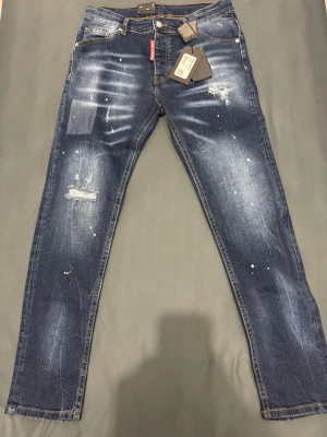 Jean från D2 - Tjena folket! Här har vi en jätte modern och snygg jean, all tagg är på den och den e aldrig använt, eftersom vi har öppnad nyligen så kommer vi släppa sjuka erbjudanden och produkter det är bara och hålla utkik👀D2 jeanen har dunder kvalitet och verkligan hållbar och produkten talas verkligen för sig själv🔥