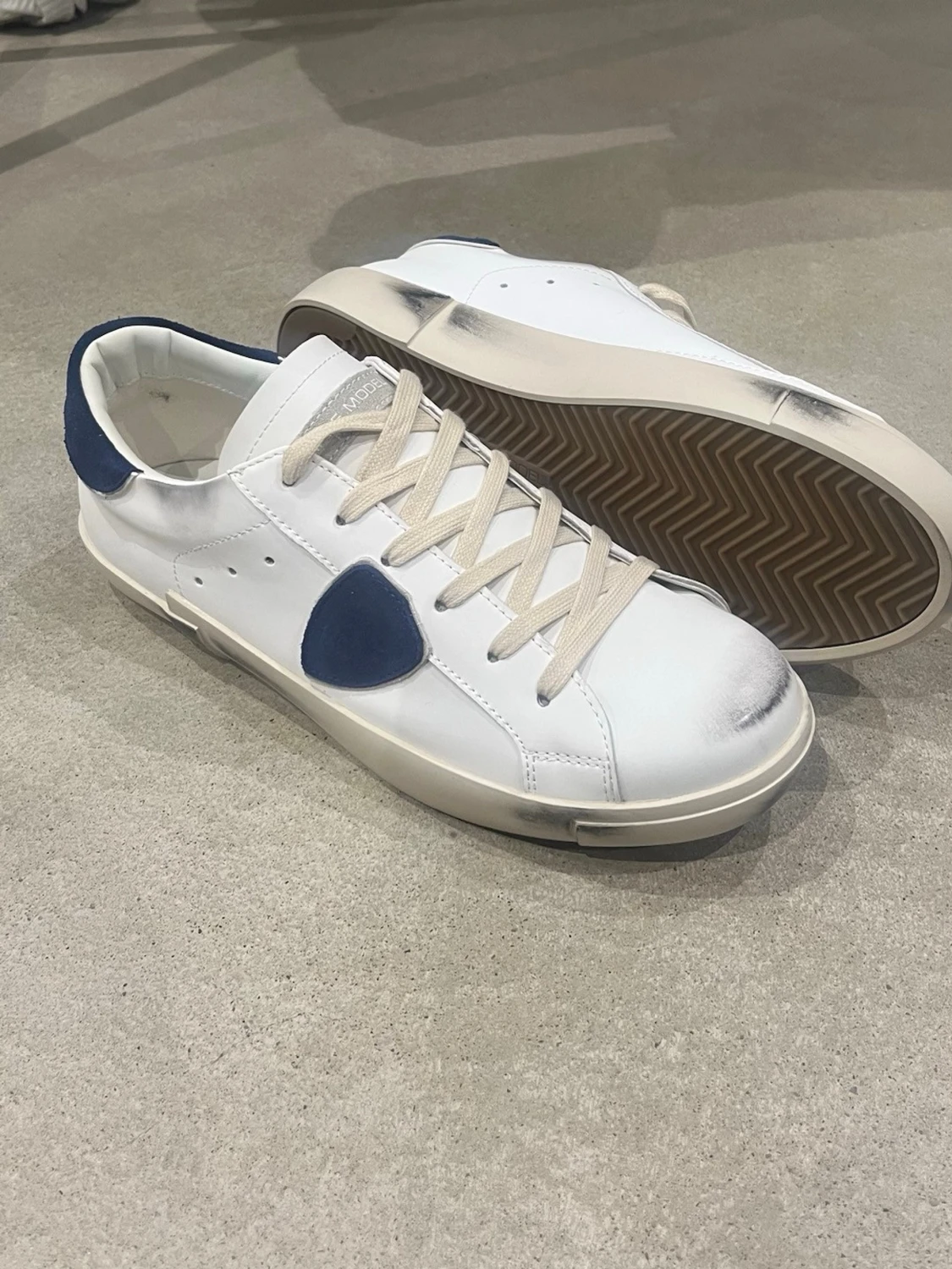 Vita sneakers från PHILIPPE MODEL