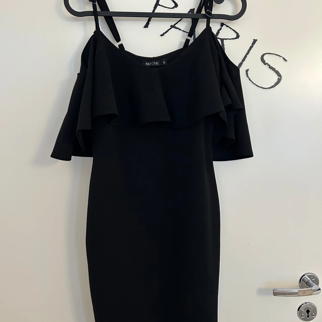 Svart volangklänning från NLY One