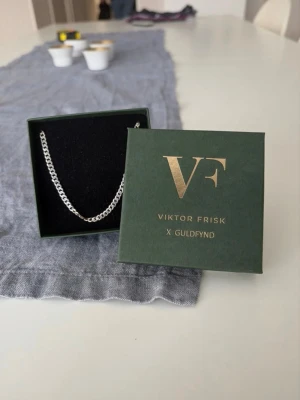 Halsband från Viktor frisk x Guldfynd, halslänk, pansarlänk i äkta silver. Längd 55cm. - Säljer detta halsband från Guldfynd pga att jag inte har använt det sedan jag fick det under min konfirmation. Längd 55cm, äkta silver. Original pris 800kr