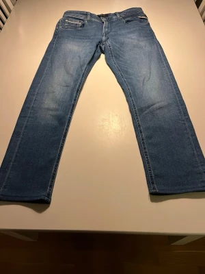 Blå Replay jeans straight fit 30/30 - Säljer ett par klassiska blå jeans från Replay i modellen straight fit. Jeansen har fem fickor, normal passform och snygg tvätt med lätt slitning. Perfekta till sneakers eller boots och riktigt sköna att bära hela dagen.