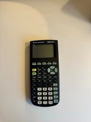 Grafräknare  - TI-82 Stats är en avancerad grafritande miniräknare. Perfekt för dig som vill ta dina studier till nästa nivå!