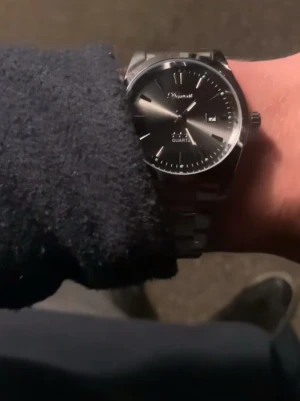 Säljer en silverfärgade svart doventi klocka  - 🌟 Doventi - Helt ny och oanvänd klocka i toppskick! 🌟 🎁 Levereras komplett med originalbox. ✨ Perfekt skick, garanterat utan defekter. ⚙️ Enkel justering för optimal passform. 🚀 Snabb leverans samma dag – direkt till dig!