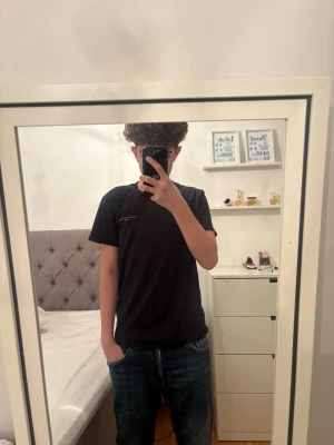 Mörkblå Dsquared 2 jeans  - Säljer ett par mörkblå jeans med raka ben och klassisk femficksdesign. Jeansen har snygga slitningar och en något tvättad look. Passformen är normal och materialet är robust denim som sitter skönt hela dagen. Storleken är typ W33 L32 är inte säker men det känns som det på mig. Väldigt bekväma och sitter bra 