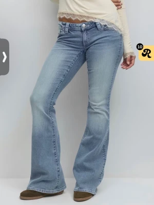 Gina 14+jeans - Väldigt lågmidjade bootcut med rosa detaljer på fickorna. Endast använda en gång. Passar mig som har 34. Skriv för fler bilder