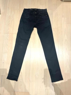 Svarta Replay Anbass jeans  - Svart/mörkblåa replay anbass jeans, storlek W28 L32.